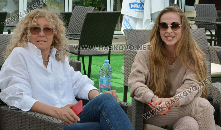Лолита /вдясно/ до майката на Григор -Мария на тенис кортовете в Хасково 
