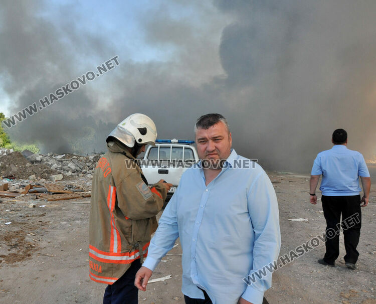 Пожар в сметището за строителни отпадъци обгази Хасково