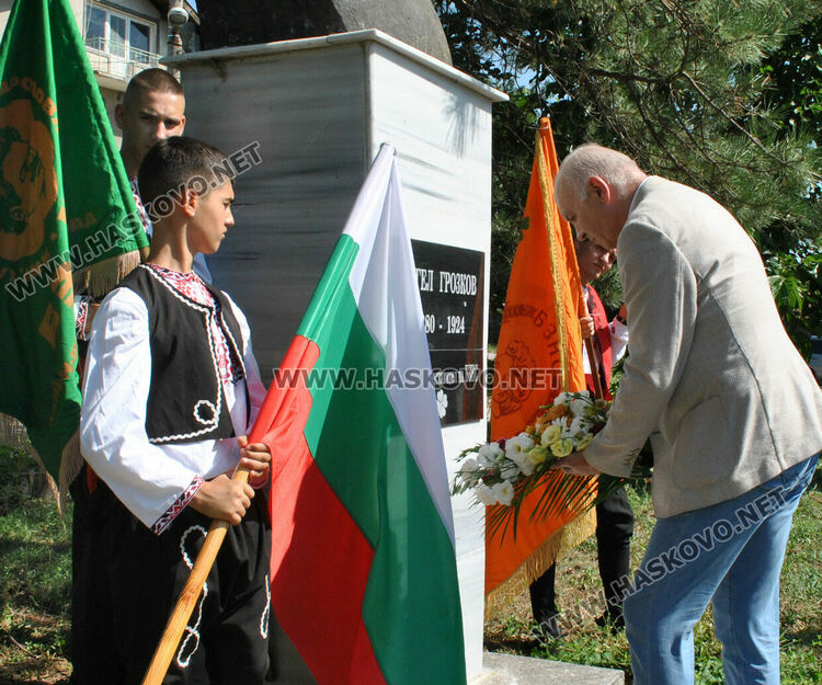 Възстановиха паметника на ябълковския дипломат Ангел Грозков