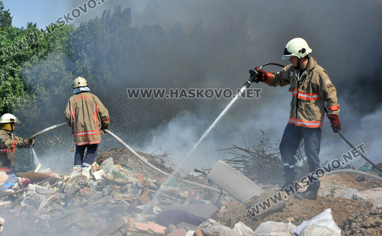 Пожар в сметището за строителни отпадъци обгази Хасково
