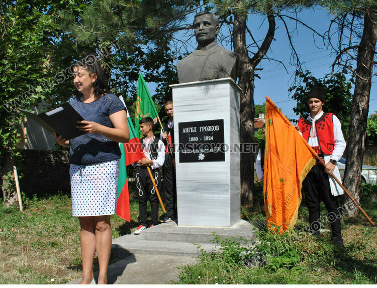 Възстановиха паметника на ябълковския дипломат Ангел Грозков