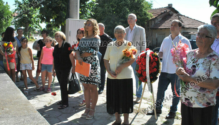 Възстановиха паметника на ябълковския дипломат Ангел Грозков