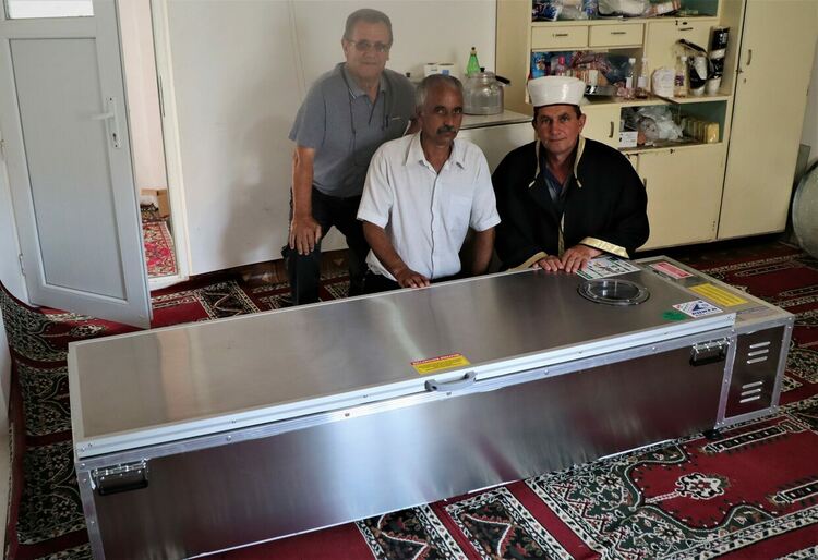 Баща и син от Бурса дариха хладилен ковчег на джамията в Богатино