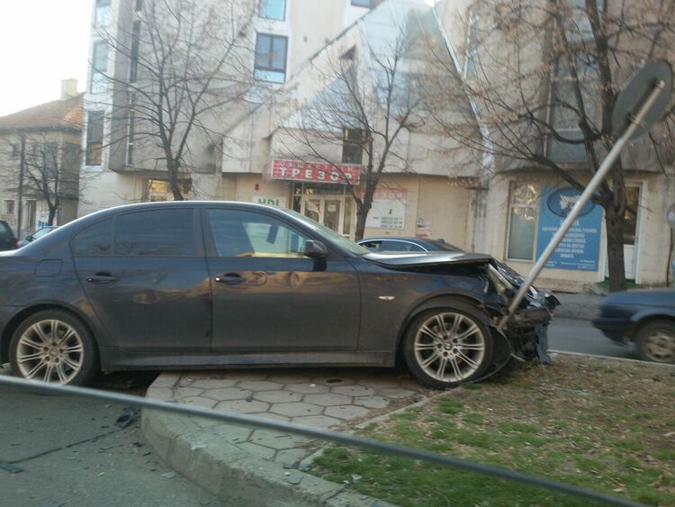 Младок с БМВ улучи електрически стълб в Кърджали,двама пострадаха