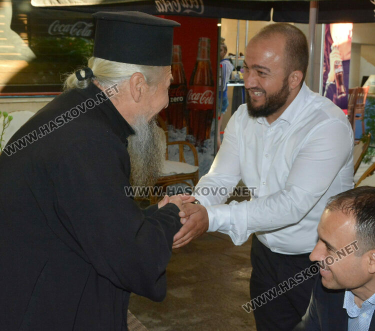 Намазът на Ямача за Курбан Байрам. Отец Златко и районният мюфтия Ерхан Реджеб пиха кафе на толерантността