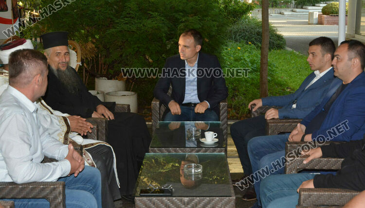 Намазът на Ямача за Курбан Байрам. Отец Златко и районният мюфтия Ерхан Реджеб пиха кафе на толерантността