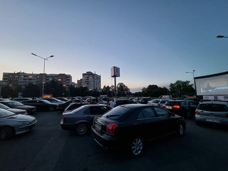 Първото автокино в Асеновград събра над 70 коли (снимки)