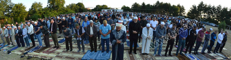 Намазът на Ямача за Курбан Байрам. Отец Златко и районният мюфтия Ерхан Реджеб пиха кафе на толерантността