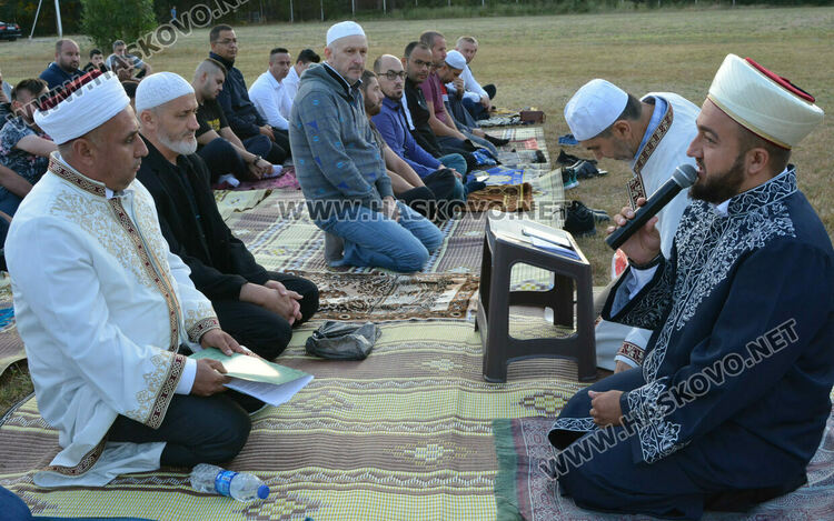 Намазът на Ямача за Курбан Байрам. Отец Златко и районният мюфтия Ерхан Реджеб пиха кафе на толерантността