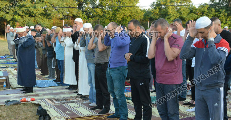 Намазът на Ямача за Курбан Байрам. Отец Златко и районният мюфтия Ерхан Реджеб пиха кафе на толерантността