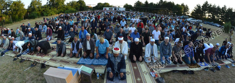 Намазът на Ямача за Курбан Байрам. Отец Златко и районният мюфтия Ерхан Реджеб пиха кафе на толерантността