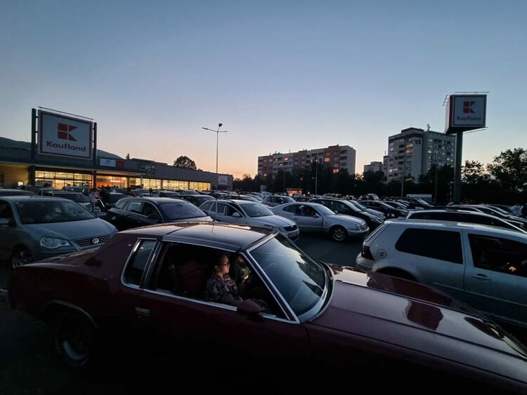 Първото автокино в Асеновград събра над 70 коли (снимки)