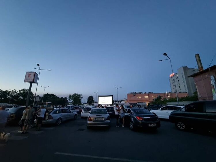 Първото автокино в Асеновград събра над 70 коли (снимки)