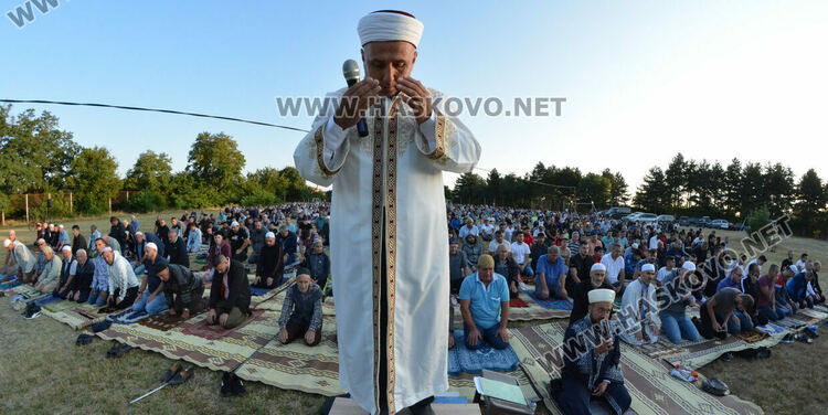 Намазът на Ямача за Курбан Байрам. Отец Златко и районният мюфтия Ерхан Реджеб пиха кафе на толерантността