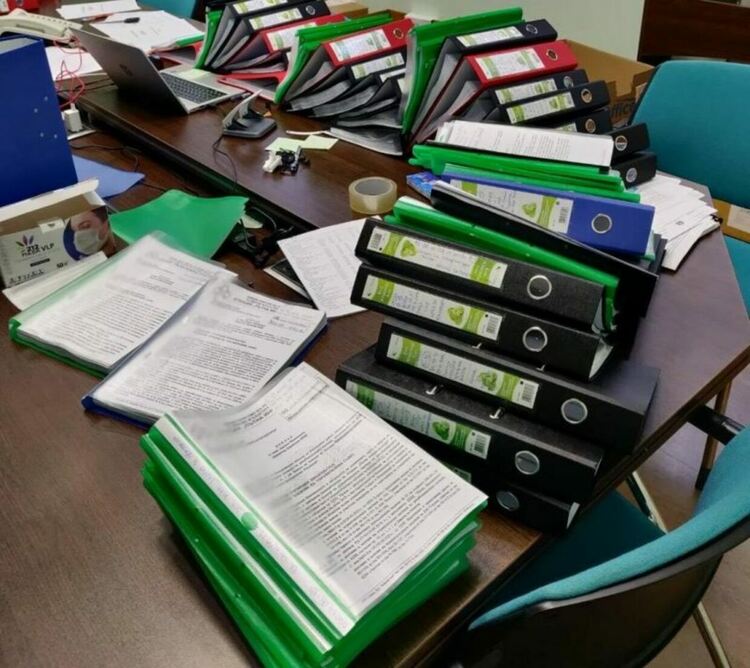 Асен Василев и Комитова пратиха на Гешев 61 папки за далавери в АПИ