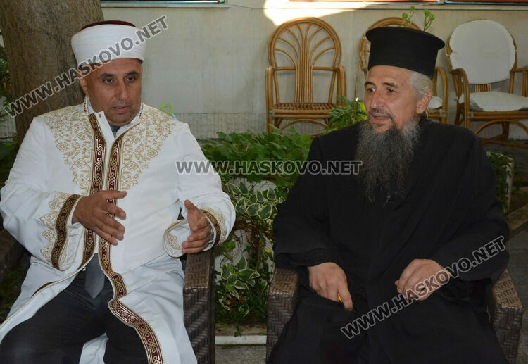 Намазът на Ямача за Курбан Байрам. Отец Златко и районният мюфтия Ерхан Реджеб пиха кафе на толерантността