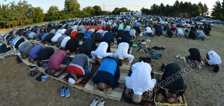 Намазът на Ямача за Курбан Байрам. Отец Златко и районният мюфтия Ерхан Реджеб пиха кафе на толерантността