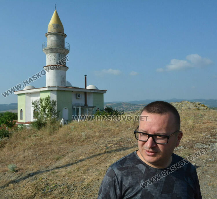 Намазът на Ямача за Курбан Байрам. Отец Златко и районният мюфтия Ерхан Реджеб пиха кафе на толерантността