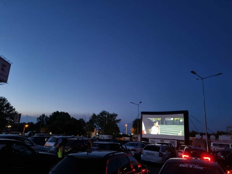 Първото автокино в Асеновград събра над 70 коли (снимки)