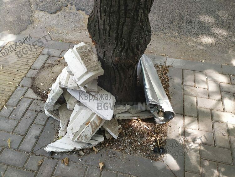 Това са останките от кошче за смет в Кърджали, вандалската война продължава