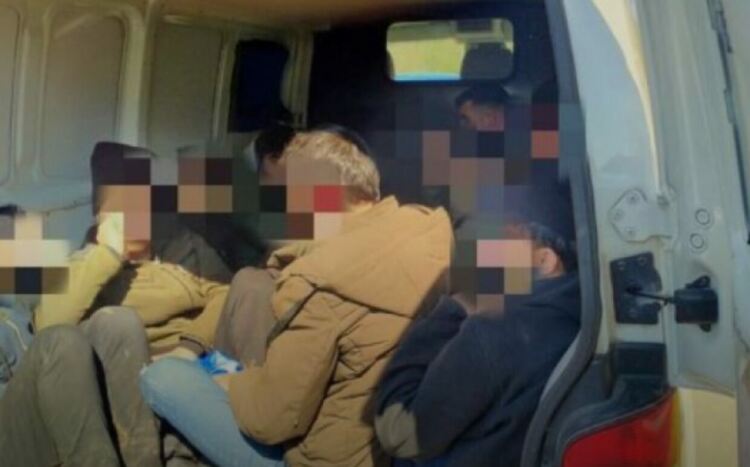 Заловиха 24 нелегални афганистанци и каналджията им