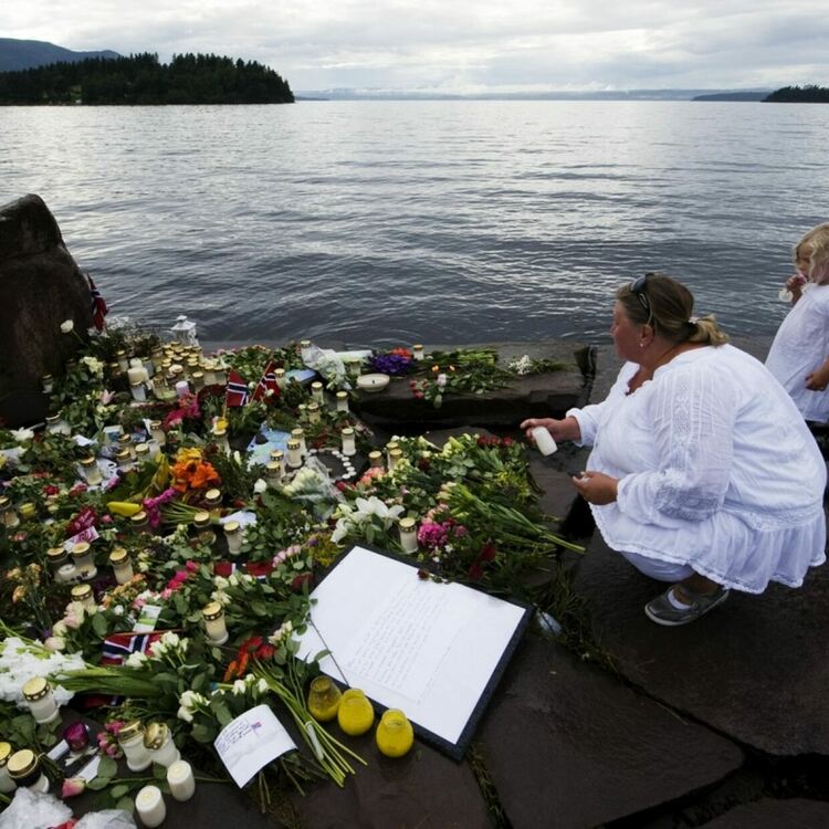Десет години след атентатите на Брейвик: "Не можем да оставим омразата без отговор"