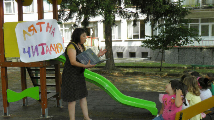 Библиотеката в Перник откри летните си читални на открито в детските градини
