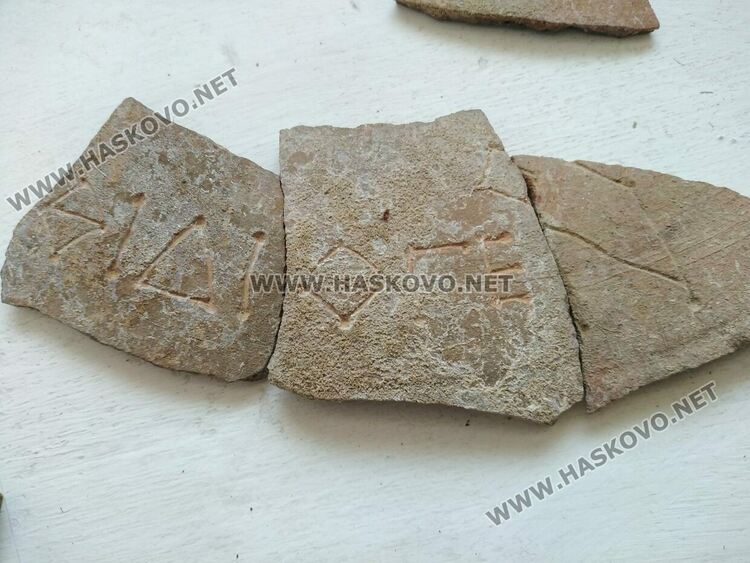 надписи върху раменете на амфората