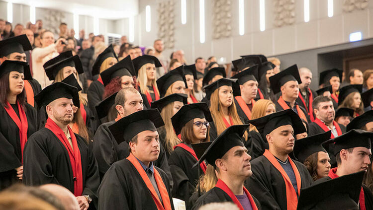 Броят на дипломиращите се висшисти ще намалява през следващите години