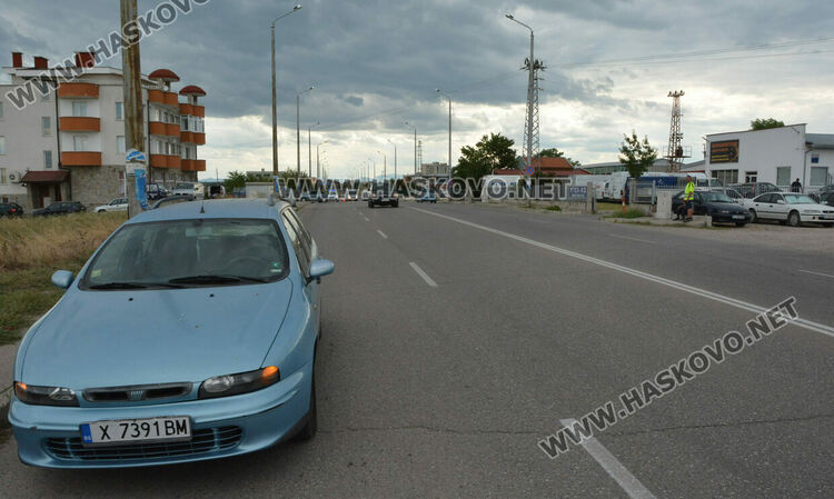              Сеат се заби в ограда по бул.“Никола Радев“ заради неправилна маневра на друга кола