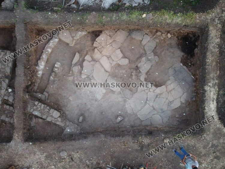 част от новооткрития площад и улицата с отводнителен канал