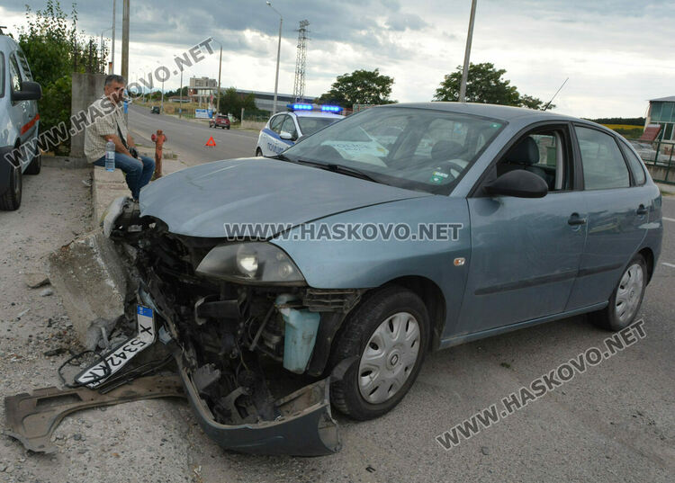              Сеат се заби в ограда по бул.“Никола Радев“ заради неправилна маневра на друга кола