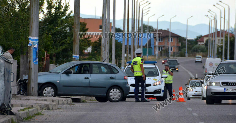              Сеат се заби в ограда по бул.“Никола Радев“ заради неправилна маневра на друга кола
