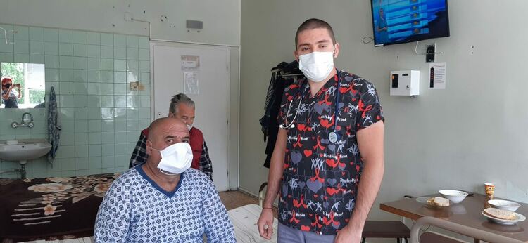 Още четирима млади лекари се включват в екипите на Смолянската болница