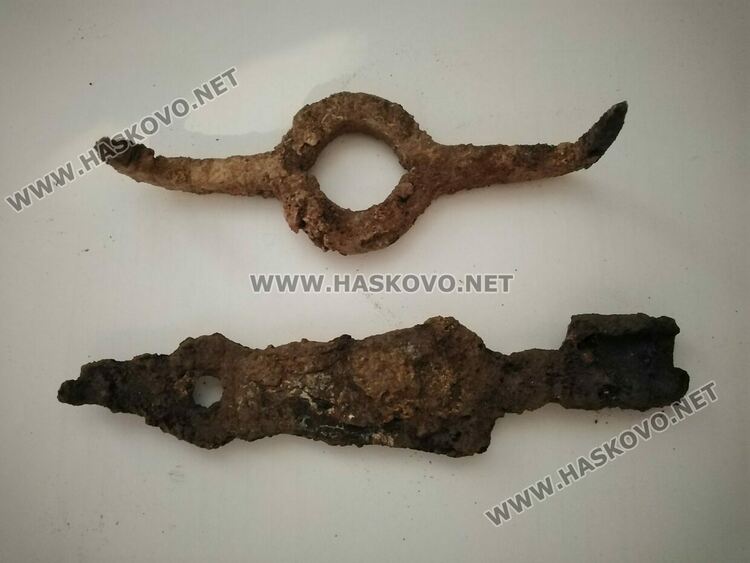 част от заключващия механизъм на портата