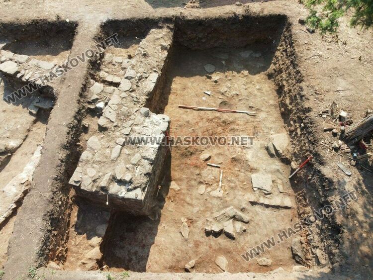 новооткритият зид с входа към площада