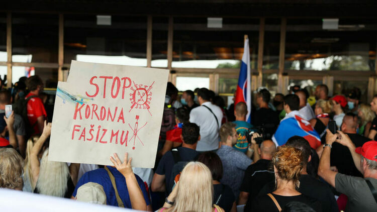 Полицията използва сълзотворен газ на протест срещу ковид мерките в Словакия