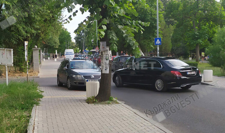 Завърналите се гурбетчии,карат както си поискат,случаите на навлизане в насрещното не са редки