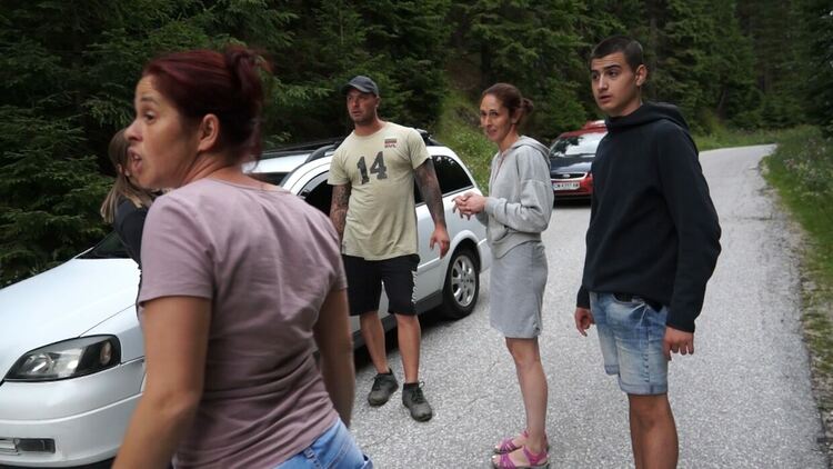 Зверство! Трупове на кучета "покриха" Перелик.Газени, влачени и стреляни