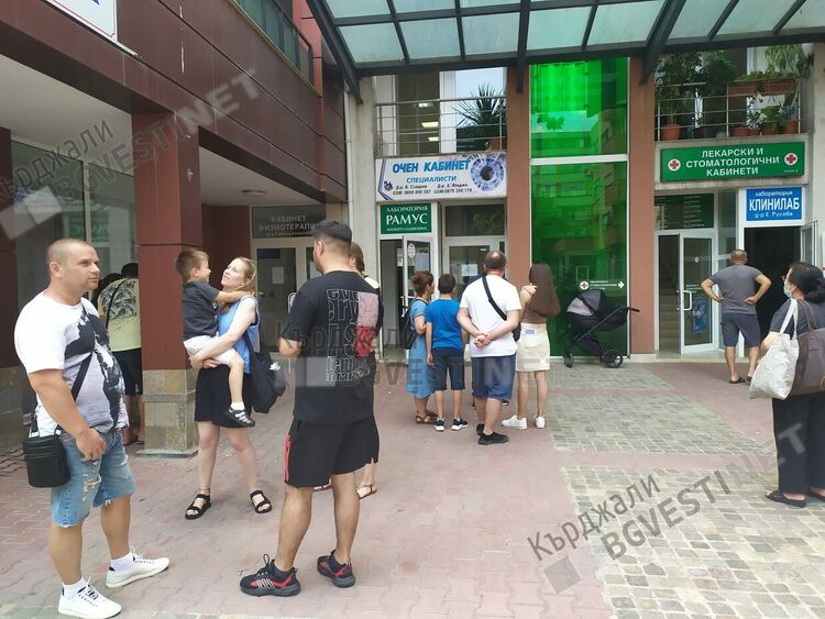 Опашки за PCR-тестове се вият в Кърджали, едни пристигат други отпътуват