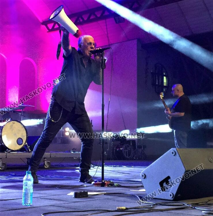 Стенли два пъти на бис в Хасково. Младите рок групи намериха нови фенове