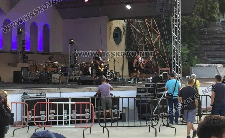 Стенли два пъти на бис в Хасково. Младите рок групи намериха нови фенове