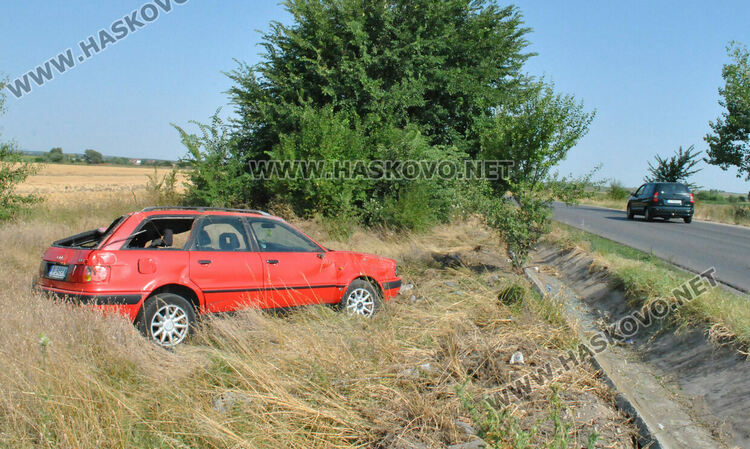 Ауди излетя в нива при катастрофа между Манастир и Книжовник