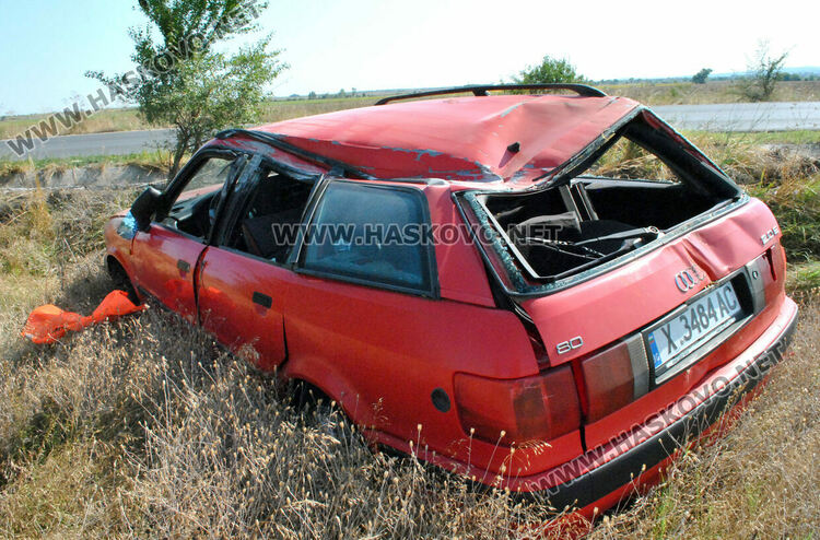 Ауди излетя в нива при катастрофа между Манастир и Книжовник