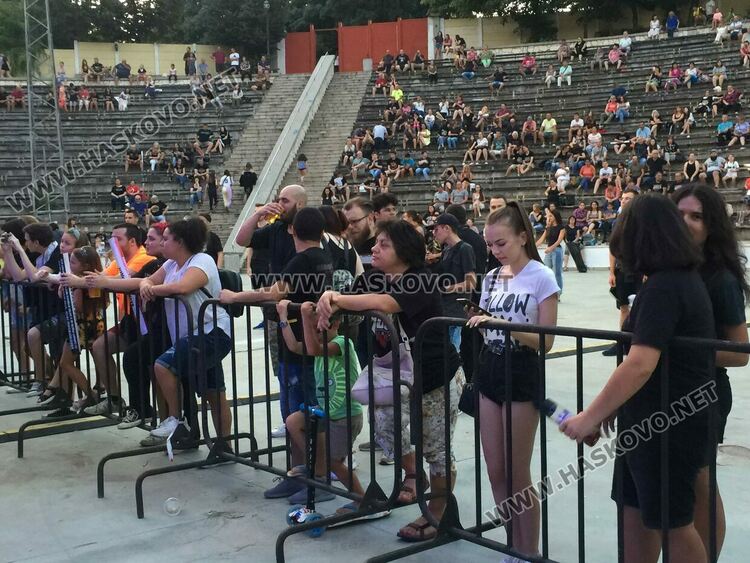 Стенли два пъти на бис в Хасково. Младите рок групи намериха нови фенове