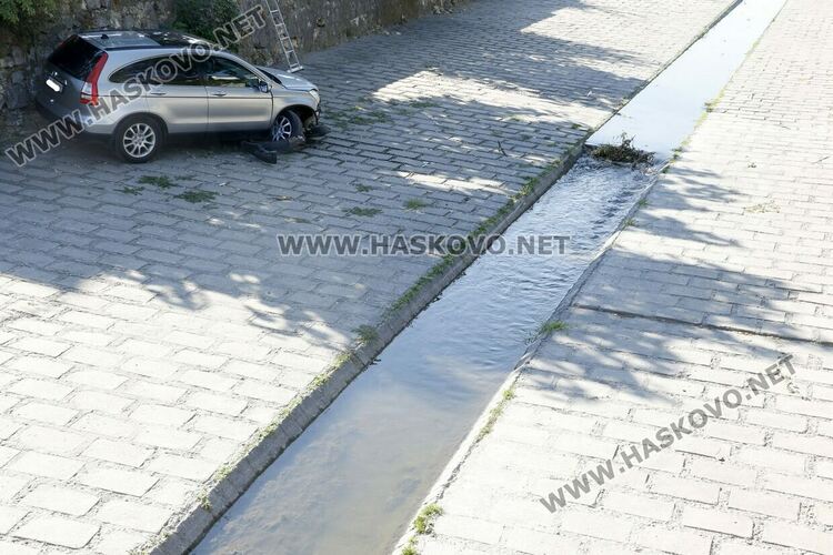 31-годишна с Хонда падна в реката до Градската градина