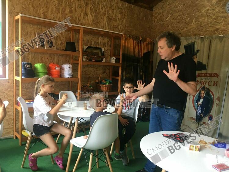 Ненчо Илчев учи деца на фокуси край Соколовци