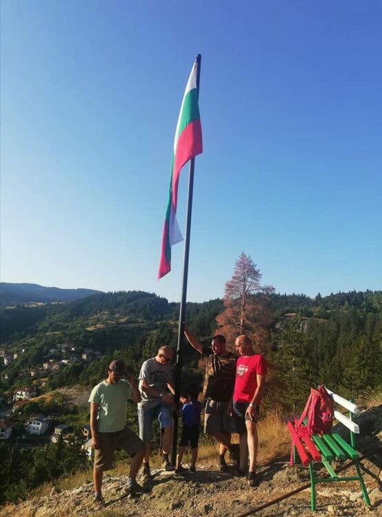 В Момчиловци с инициатива "Да развеем българския трибагреник"