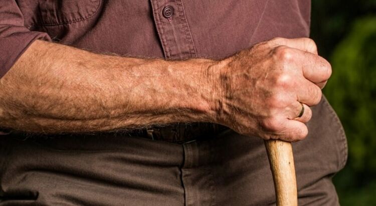 Бой между роднини,пенсионер троши главата на опонента си с тояга