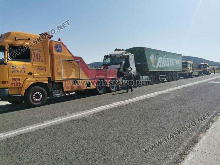 Катастрофа затвори частично пътя между Хасково и Кърджали